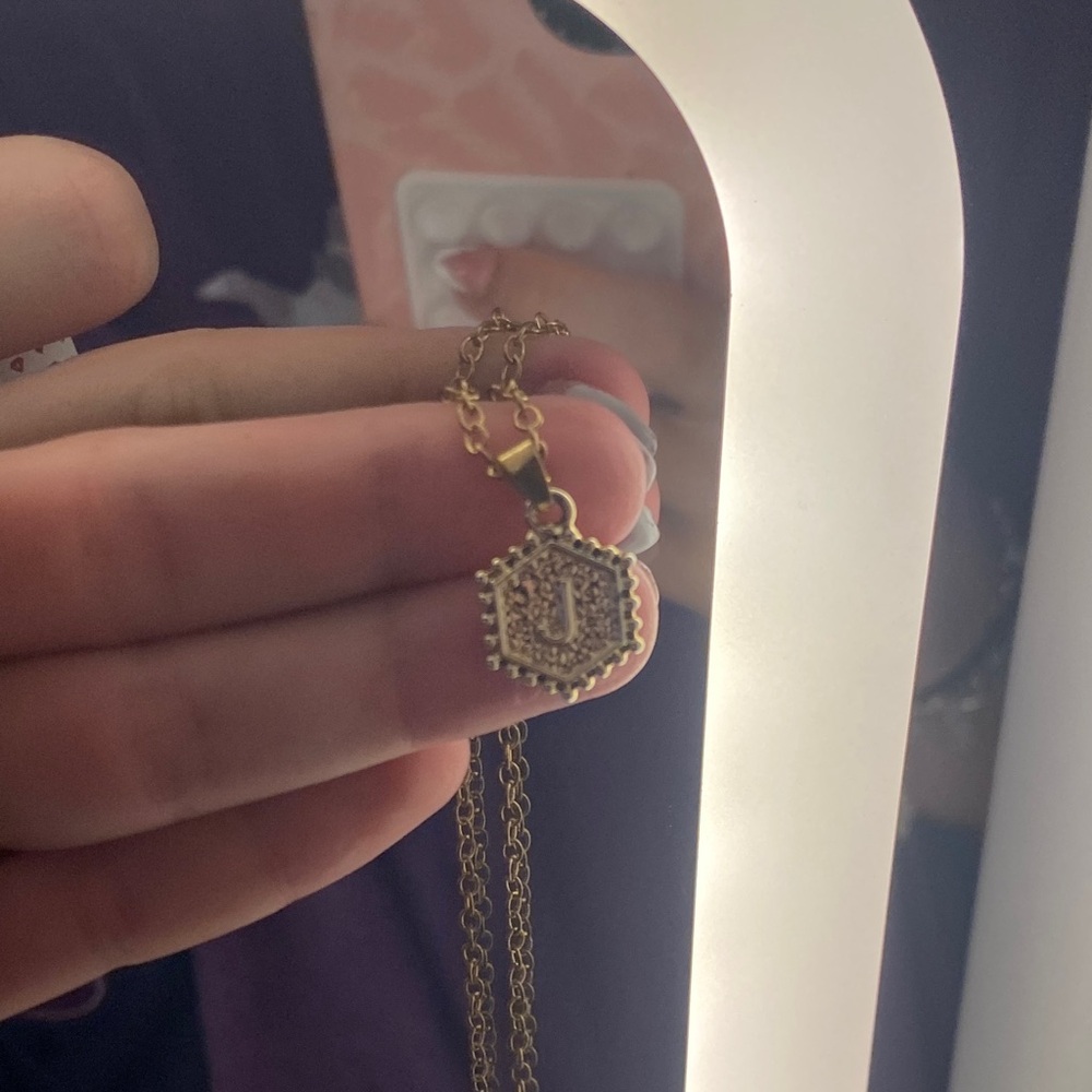 Elegant Gold Pendant Necklace
